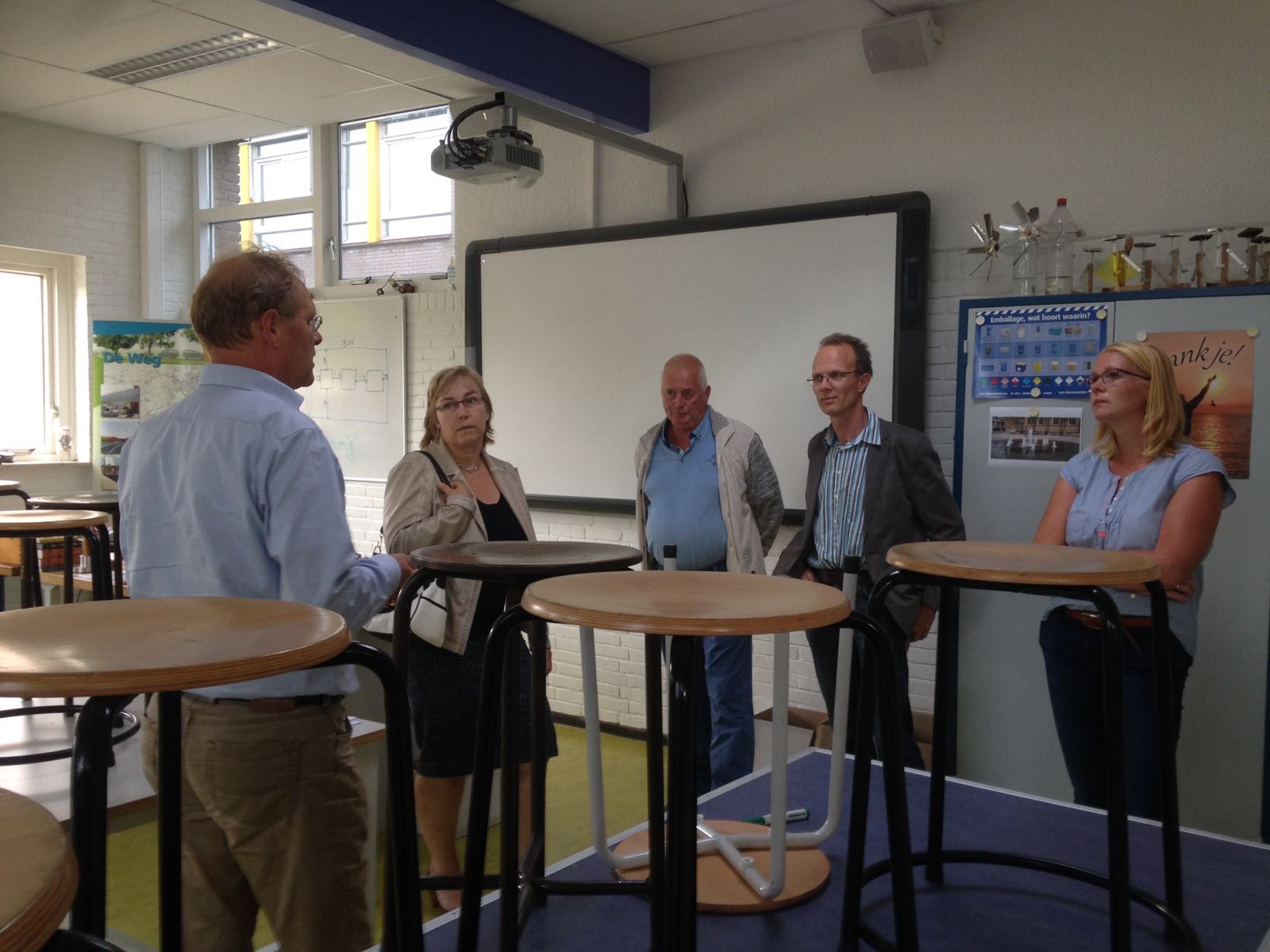Raadsleden bij de Saad in technieklokaal
